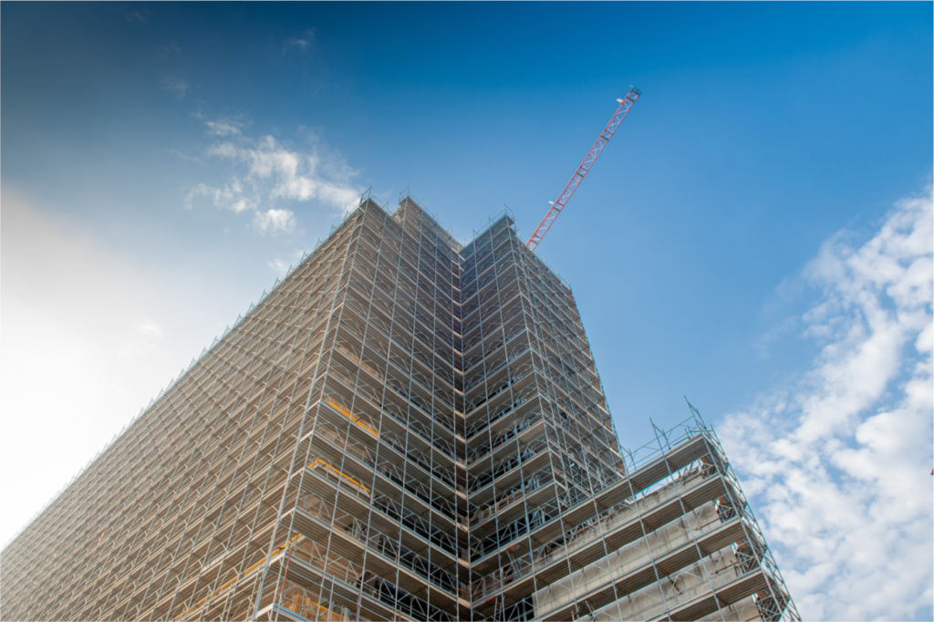 Échafaudage complet installé sur un immeuble pour des travaux de construction et de rénovation en Suisse