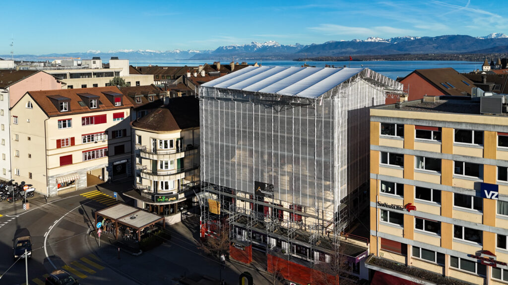 Un bâtiment en rénovation avec Alpha échafaudages
