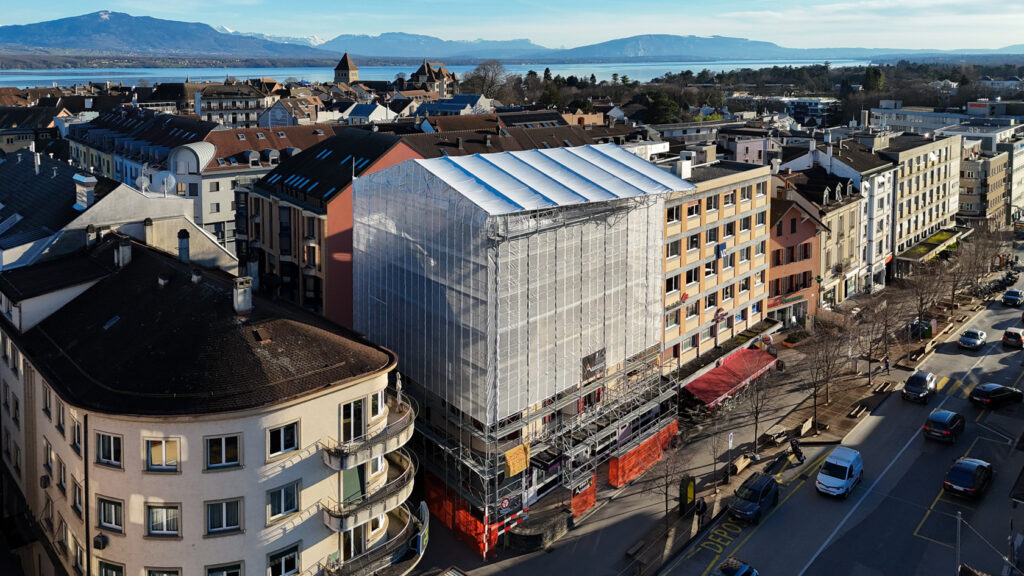 Chantier mise en place professionnelle des échafaudages