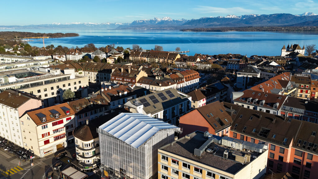 Vue sur le travail d'Alpha Échafaudages, sur le lac Léman et les montagnes Suisse