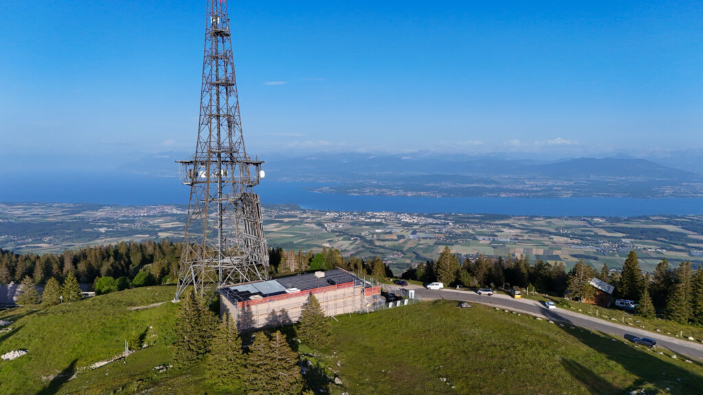 Chantier d’échafaudage en altitude dans le Jura vaudois
